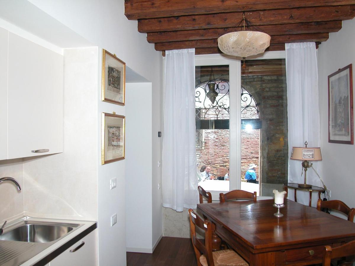 Apartment Al Pozzo Dei Scoacamini, 100 M From San Marco, Ground Floor Venedig