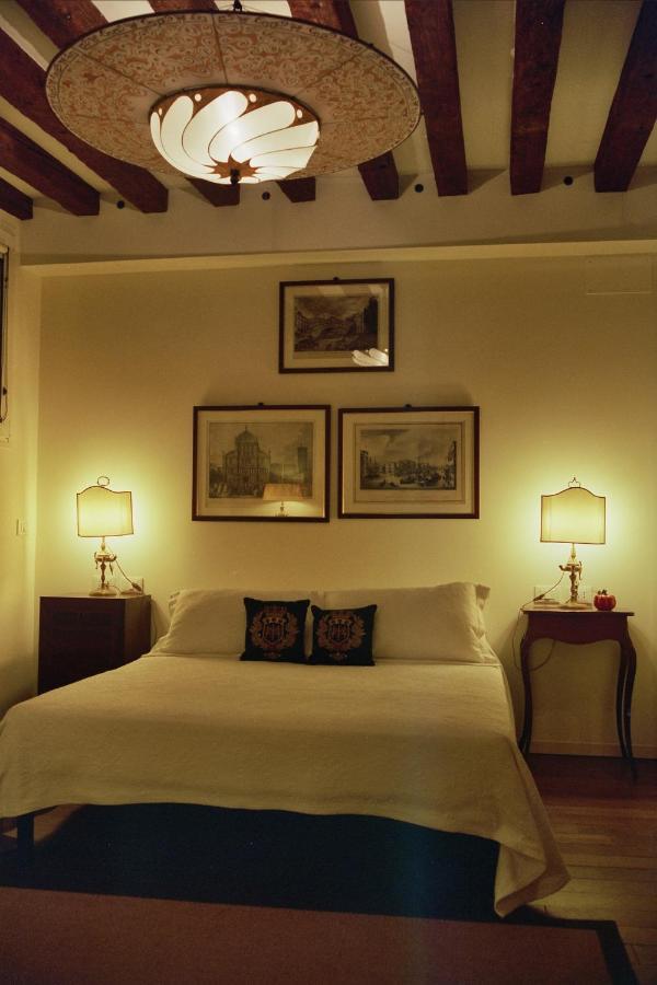 Apartment Al Pozzo Dei Scoacamini, 100 M From San Marco, Ground Floor Venedig
