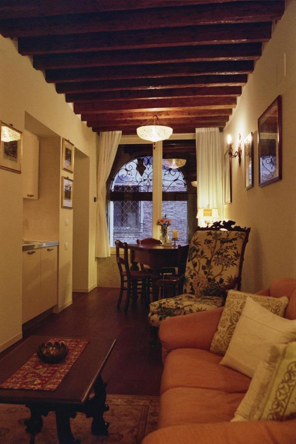 Apartment Al Pozzo Dei Scoacamini, 100 M From San Marco, Ground Floor Venedig