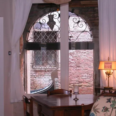 Al Pozzo Dei Scoacamini, 100 M From San Marco, Ground Floor Apartamento Veneza Exterior foto